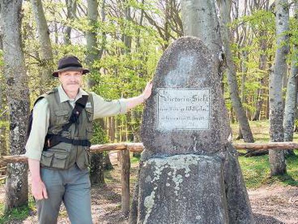 Ranger Karsten Klaene erklärt Besuchern die Natur.
