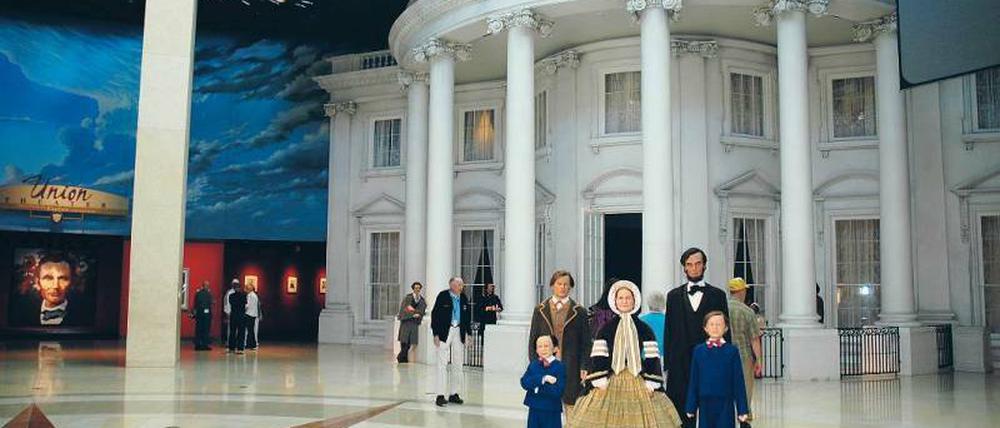 Präsidentenfamilie aus Wachs. Großzügig ist schon die Eingangshalle im 18 000 Quadratmeter großen Museumskomplex. 