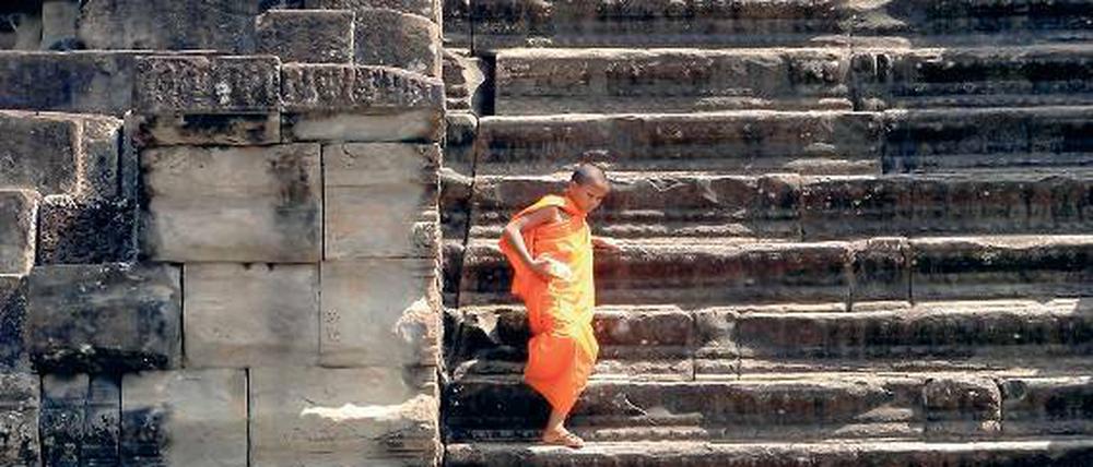 Heute kommen nach Angkor Wat auch die Mönche als Touristen.