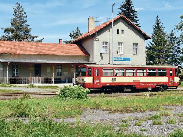 Ankunft im Triebwagen. Der Bahnhof von Javorník ist im Altvatergebirge nur eine Station auf den Spuren von Alois Nebel. 