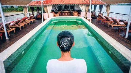 Immer auf Deck. Ein Besatzungsmitglied der „Jahan“ hat während der Fahrt auf dem Mekong den Pool stets im Blick, auch wenn niemand badet.