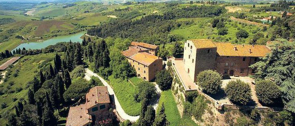 Alles am schönsten Platz. Castelfalfi präsentiert sich im Herzen der Toskana. Nur rund 60 Kilometer sind es bis nach Florenz oder Siena.