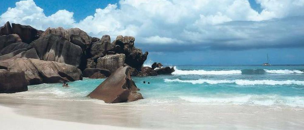 Das Strandidyll von heute - verschwiegene Buchten, zerklüftete Felsen - kam einst Freibeutern sehr entgegen, die die Seychellen als Rückzugsort nutzten.