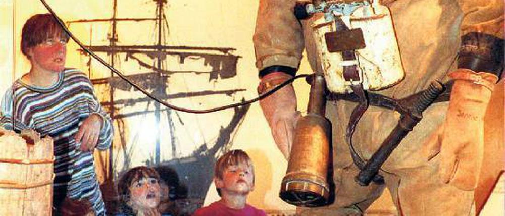 Da staunste. Im Cuxhavener Museum ist die riesige Figur eines Wracktauchers in Uralt-Montur ausgestellt.