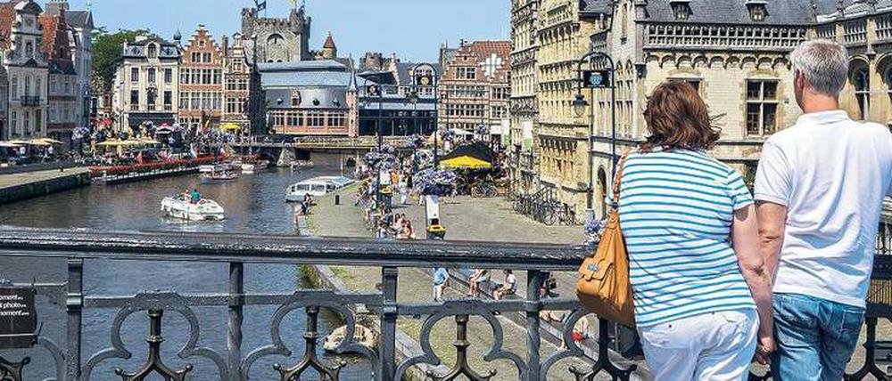 Gent, einst eine europäische Metropole, wird geprägt von Kanälen, Wasserstraßen und Flussläufen – und mehr als 200 Brücken.