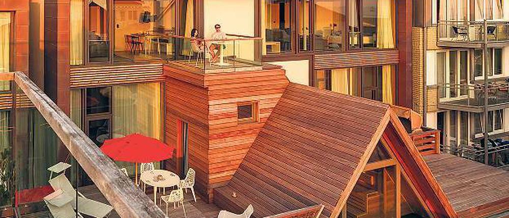 Wem’s gefällt und wer sich ein wenig Luxus im Nordsee-Urlaub gönnen möchte: Das „Inselloft Norderney“ zeigt Modernes mit Holz und Glas. 