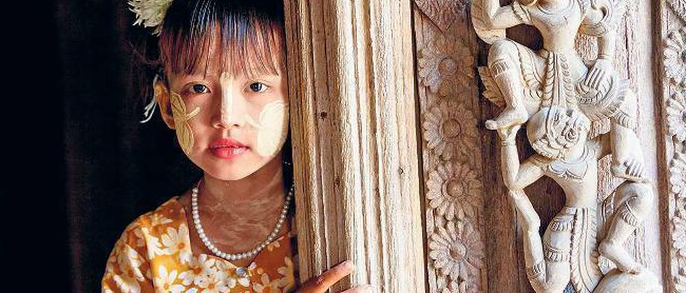 Traditioneller Sonnenschutz. Das kleine Mädchen hat sich – wie viele Bewohnerinnen in Myanmar – mit Thanaka-Paste, gewonnen aus Baumrinde, eingerieben. 