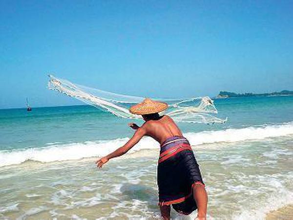 Fischer am Strand von Ngapali. Auch Touristen mögen die Sandmeile.