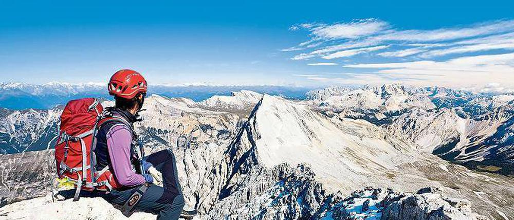 Geschafft! Angekommen, etwa wie hier auf der 3025 Meter hohen Zehnerspitze der Fanesgruppe in den Dolomiten, ist jede Mühsal des Aufstiegs vergessen. 