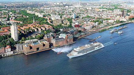 So wird es von Kreuzfahrern bevorzugt: deutscher Hafen (hier: Hamburg) und ein deutschsprachiges Schiff (hier: „Europa 2“ von Hapag-Lloyd). 