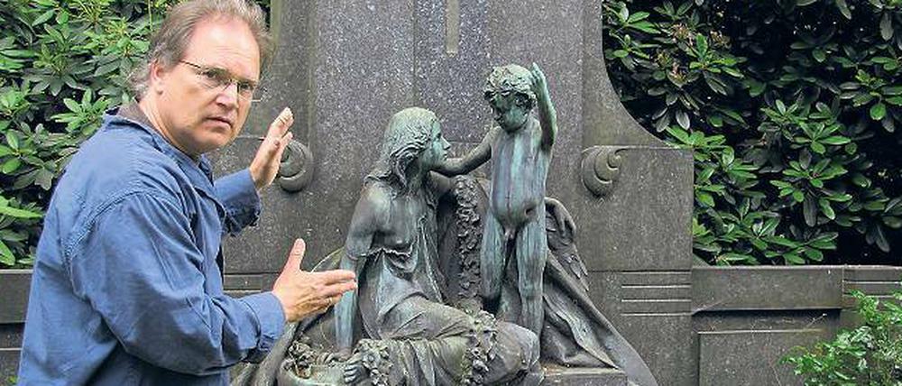 Kennt viele Geschichten. Märchenerzähler Jörn-Uwe Wulf führt Besucher auf seine Weise über den weitläufigen Friedhof.