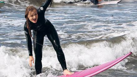 Schaut auf dieses Brett! Am Strand von Warnemünde haben Teilnehmer eines Surfkurses ihr Erfolgserlebnis.