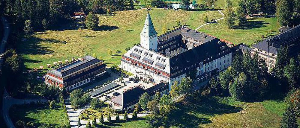 Idyll im Landschaftsschutzgebiet. Schloss Elmau liegt versteckt, und ist – fürs Ereignis – gut abzuriegeln. 