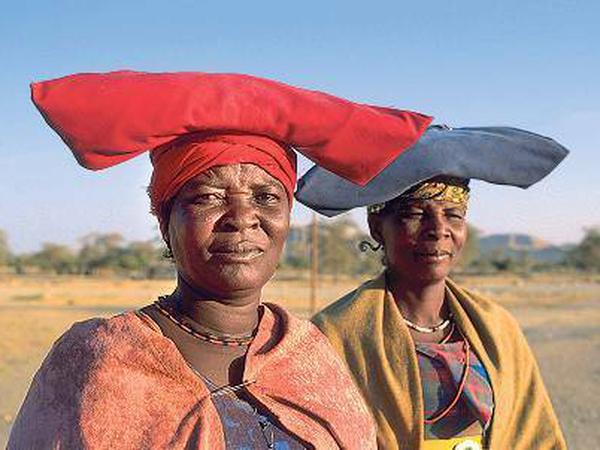 Stolz mit Haube. Herero-Frauen in typischer Tracht. 