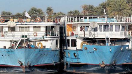 Fest vertäut liegen diese Flusskreuzfahrtschiffe am Nilufer. Dass Ägypten seit Langem schwieriges Fahrgebiet ist, macht Reedern und Veranstaltern zu schaffen. 