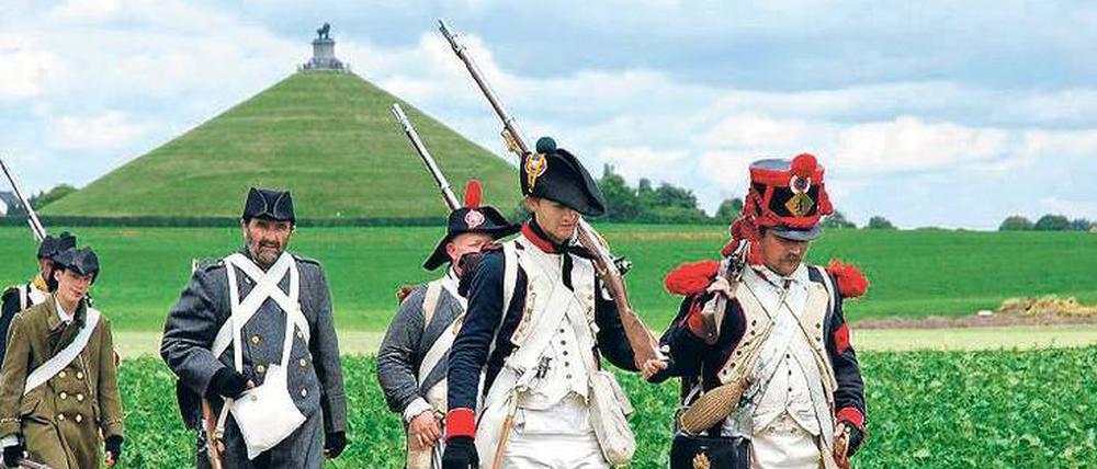 Krieg statt Frieden. 5000 Hobbysoldaten werden die Schlacht von Waterloo nachspielen (im Hintergrund der Löwenhügel).