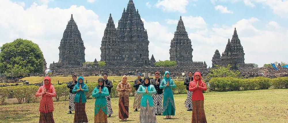 Eine tolle Kulisse hat sich diese Tanzgruppe ausgesucht: Prambanan, die größte hinduistische Tempelanlage Indonesiens in der Nähe von Jogyakarta auf Java. 