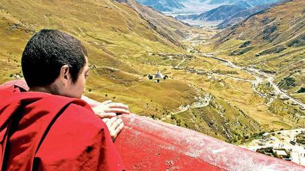 Alles im Blick: Der Weg ins Kyichu-Tal führt durch tiefe Schluchten und über 5000 Meter hohe Pässe.