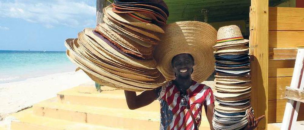 Für jeden Kopf das Passende. Malan verkauft Hüte am Strand von Negril. Eine Mittagspause macht er nicht – trotz sengender Sonne. 