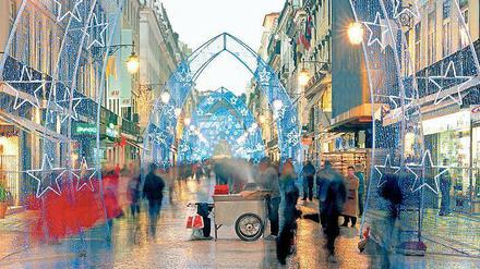 Ein bisschen Kitsch darf sein. Die weihnachtlich geschmückte Einkaufsmeile Rua Augusta im Zentrum der portugiesischen Hauptstadt. 