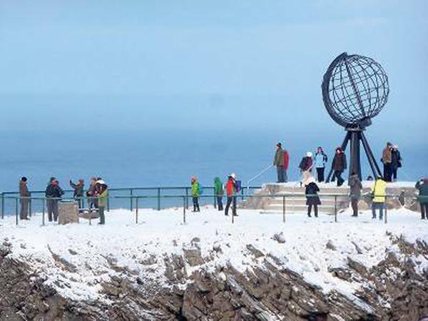 Wo sich alle Touristen fotografieren lassen: Weltkugel am Nordkap 
