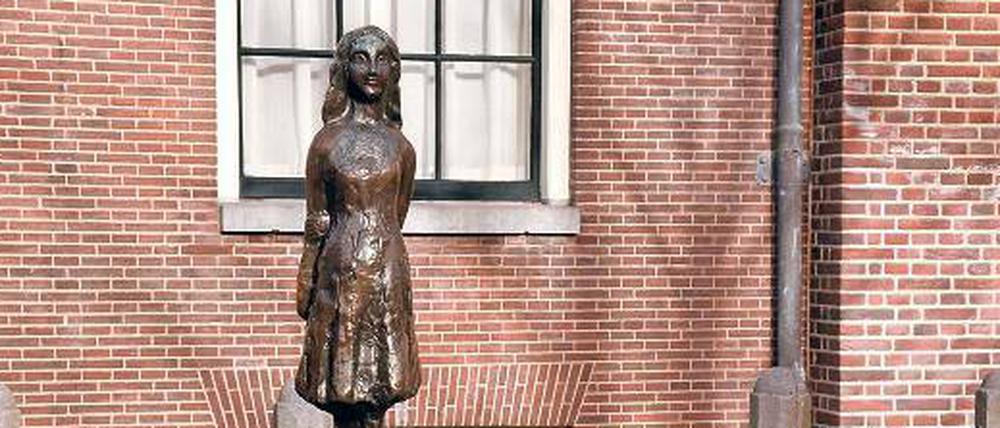 Kleine Persönlichkeit. Die Statue vor dem Anne-Frank-Haus schuf der Künstler Mari Andriessen. 