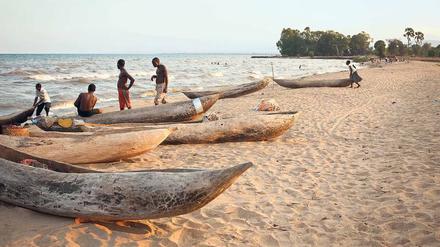 Ein Mann, ein Einbaum. Wie ihre Vorfahren paddeln die Menschen raus auf den Malawisee. Dort werfen sie ihre Netze aus. Doch immer weniger Fische verfangen sich darin. 