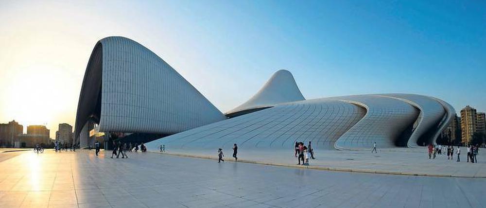 Dieses Museum für den ersten Präsidenten Aserbaidschans schuf die kürzlich verstorbene britische Stararchitektin Zaha Hadid. Im Heydar Alijew Kulturzentrum ist es ziemlich leer. 