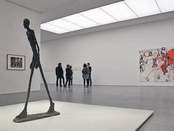 Alberto Giacomettis "Der Mann, der geht" steht im Bündner Kunstmuseum in Chur.