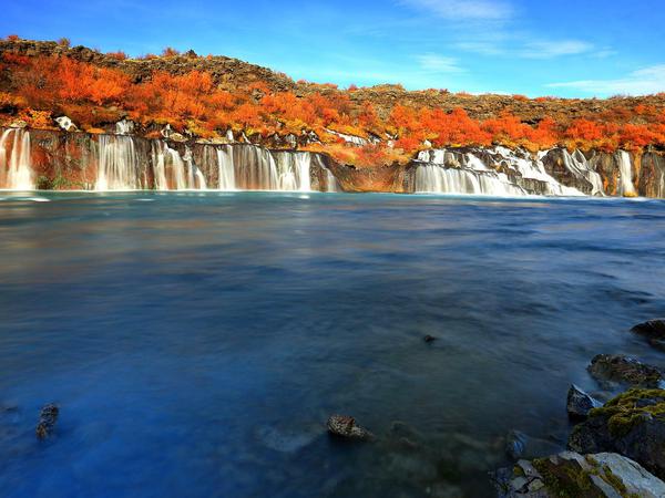 Bei diesen Farben am Hraunfossar-Wasserfall drehen nicht nur Fabelwesen durch.