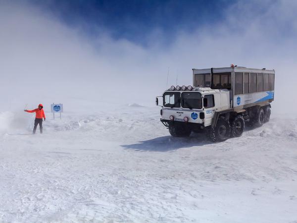 Mit diesem Ungetüm fahren Touristen in den Gletscher hinein.