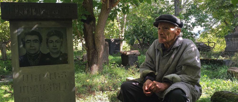 Papi Sergeij in seinem Garten, an seinem eigenen Grab.