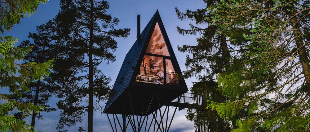 Steht wie ein Architektur-Hexenhaus mitten im Wald: das Tretopphytter nahe Oslo.
