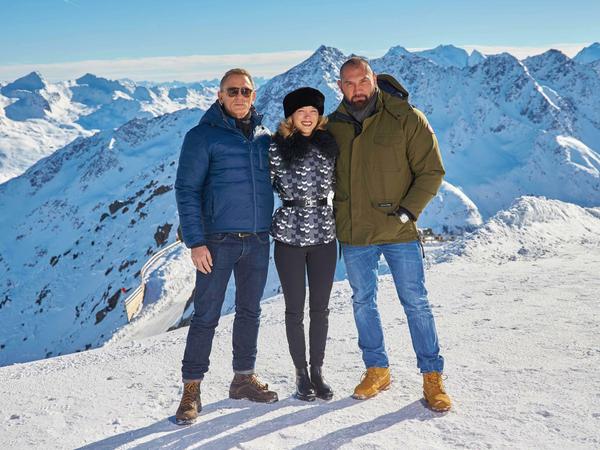 Darstellertrio im Schnee: Daniel Craig, Léa Seydoux und Dave Bautista am Set.