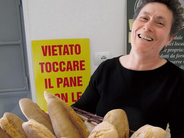 Giulia liefert dem Hofladen von Franceso Ricupero ihr selbst gebackenes Brot.