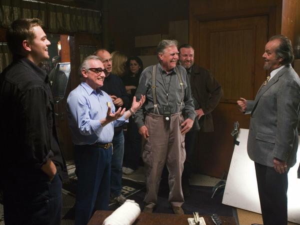 Unser Mann in Hollywood: Michael Ballhaus (Mitte) am Set von »The Departed« mit Leonardo DiCaprio, Martin Scorsese, Ray Winstone und Jack Nicholson (von links nach rechts).