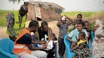 Die Routine-Immunisierung von Kleinkindern ist auf den Inseln im Kongo eine Herausforderung.