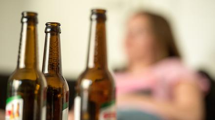 Kindern und Jugendlichen ist der Konsum von Alkohol in der Öffentlichkeit ab 14 Jahren erlaubt, wenn etwa der Vater oder die Mutter dabei ist.