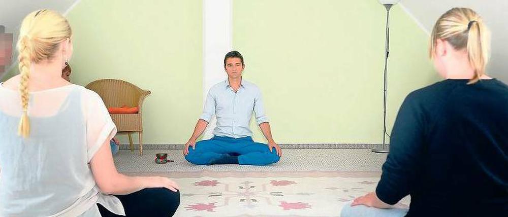 Om. Beim Yoga sollen die Patienten Selbstkontrolle und Achtsamkeit lernen und ausgeglichener werden. Das soll ihnen dabei helfen, nicht rückfällig zu werden. 