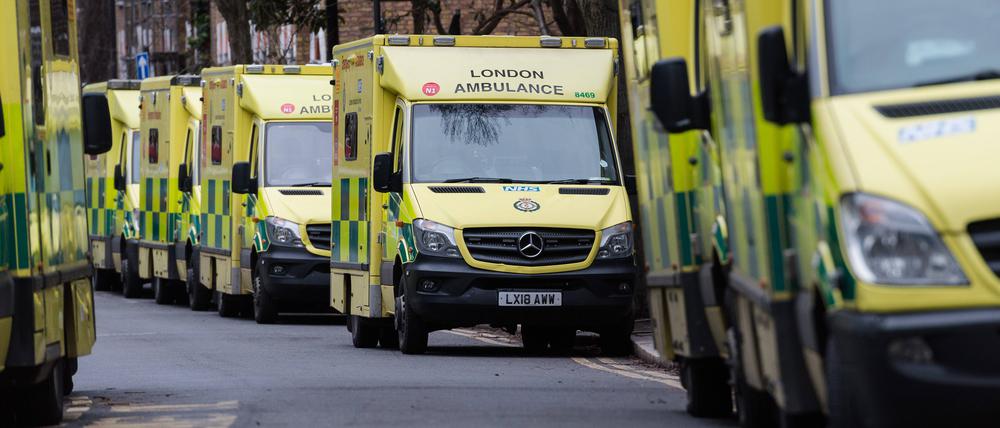 Vor der Waterloo Ambulance Station im Zentrum Londons sind Krankenwagen geparkt – die Besatzungen haben gestreikt (Symbolbild).
