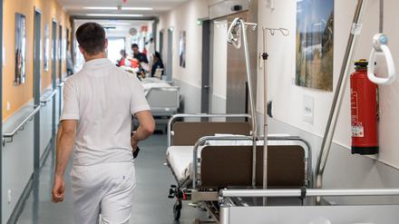 Ein Arzt läuft durch den Flur der Notaufnahme in einem Krankenhaus in Frankfurt am Main (Symbolbild).
