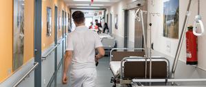 Ein Arzt läuft durch den Flur der Notaufnahme in einem Krankenhaus in Frankfurt am Main (Symbolbild).