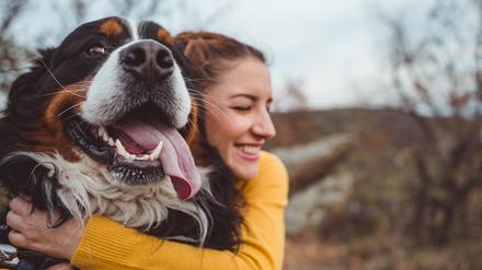 Manchmal sind es die kleinen Dinge, wie ein Spaziergang mit dem Hund, die großes Glück auslösen. Solche Glimmer-Momente könnten auch für die Psychotherapie wertvoll sein.