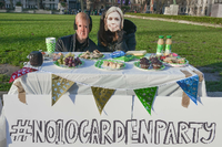 Demonstranten stellen in London Johnsons „garden party“ nach. Foto: imago images/i Images