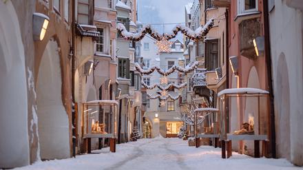 Eine schneeverträumte Kulisse: die Laubengänge in Brixen.