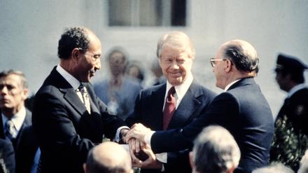 US-Präsident Jimmy Carter (Mitte) gratuliert Anwar al-Sadat (l.) und Menachem Begin (r.) 1979 im Weißen Haus zum historischen Friedensvertrag. 