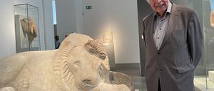 Wolf-Dieter Heilmeyer in der Antikensammlung im Alten Museum, deren Direktor er von 1992 bis 2004 war. Der liegende Löwen aus Milet stammt von 575 bis 550 vor unserer Zeit und ist eins seiner Lieblingsobjekte.