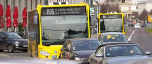 Nahverkehr im Stoßverkehr. Ein BVG-Bus quält sich durch den Stau am Potsdamer Platz.  
