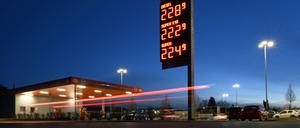Das Dieselembargo könnten Autofahrer an den Tankstellen zu spüren bekommen. Erwartet wird, dass die Preise kurzfristig steigen.