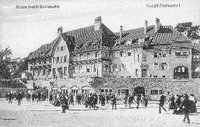 1913/1914, vor dem S-Bahnhof Olympiastadion (das es damals noch gar nicht gab). Ein markantes Restaurant namens "Waldhaus". Man achte auf den Sockel des Gebäudes ...